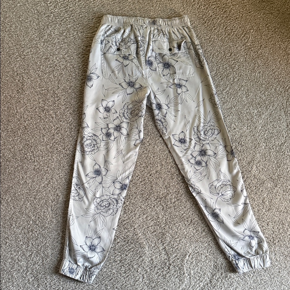 C&C California Floral Print Pants - Gray and White - Picture 6 of 9